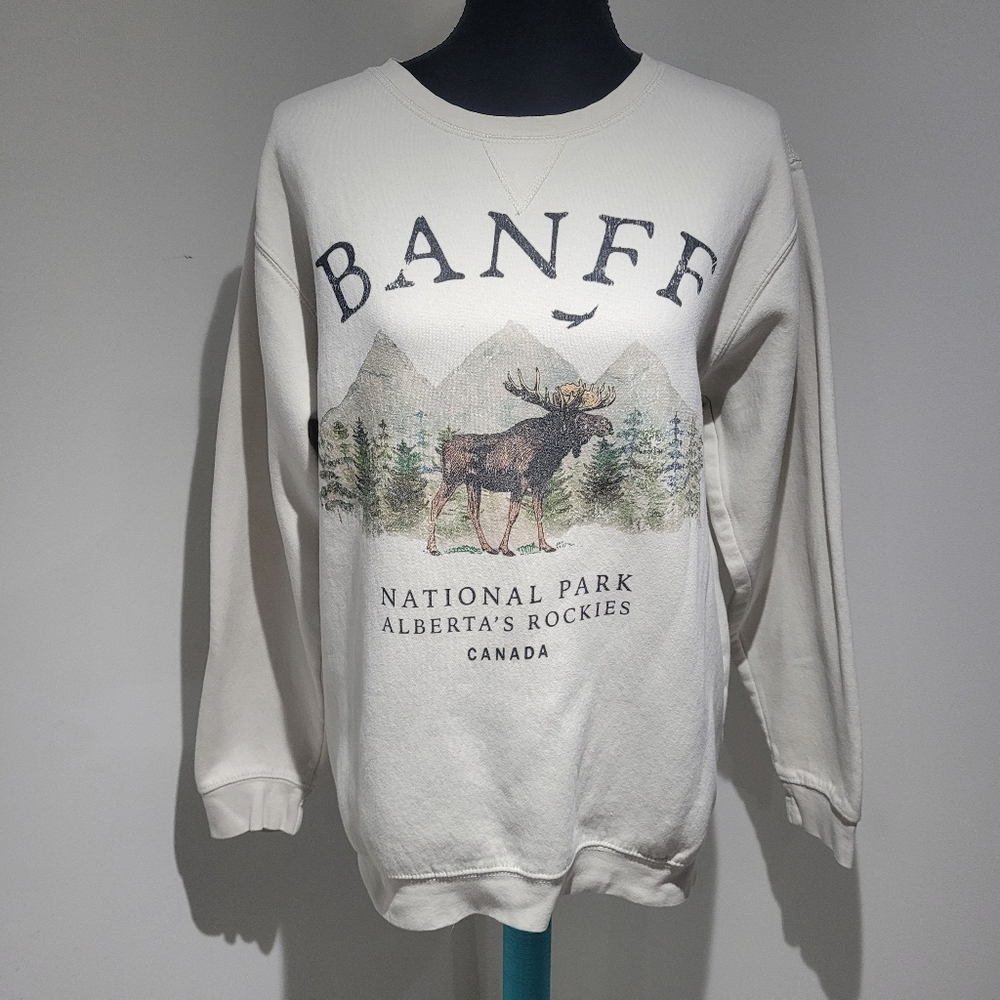 trdmrk Women's Banff National Park Crew Neck Graphic Sweatshirt Medium Cream